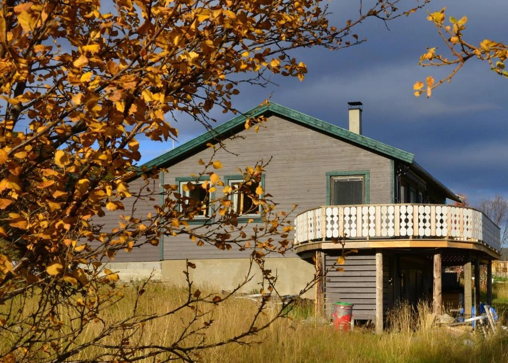 Balkong og terrasse - Stor balkong med utsikt mot Porsangerfjorden og fjellene rundt.