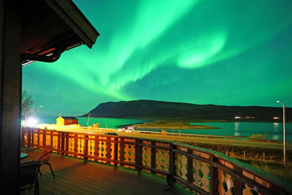 Nordlys fra døren - Fra terrassen ser du nordlyset om vinteren og midnattssolen om sommeren.